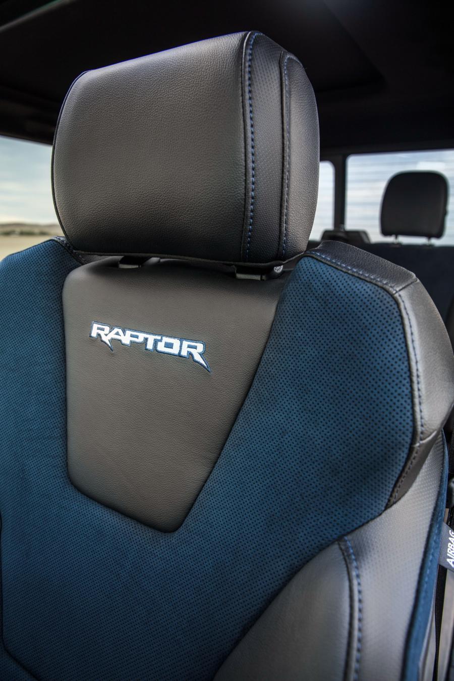 Детали интерьера Ford F-150 Raptor SuperCrew 2018 года  (фото 10 из 20)